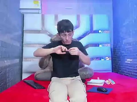 ElanGiraldo online show from February 18, 2026, 12:06 am