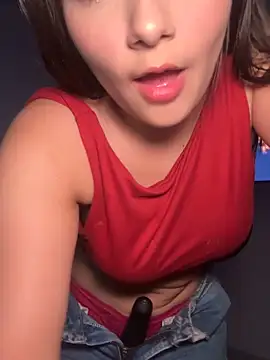 Snapshot of EmmiiGlow chatting on January 6, 2026, 2:04 am EmmiiGlow online show from January 6, 2026, 2:04 am