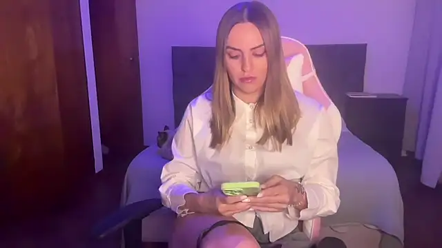 MiaGlows online show from November 25, 2025, 12:54 am