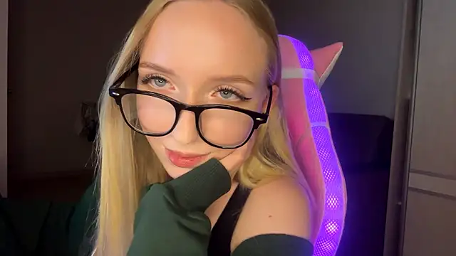 LaceDream online show from November 11, 2025, 9:15 pm