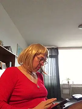 simone xdressing online show from January 4, 2025, 2:14 pm