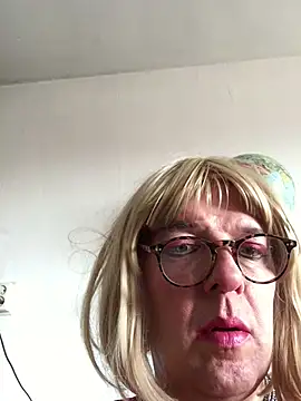 simone xdressing online show from March 2, 2025, 2:00 pm