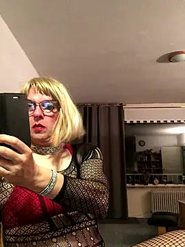 simone xdressing online show from September 21, 2025, 12:01 am