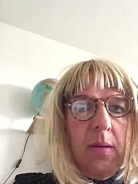 simone xdressing online show from October 3, 2025, 1:08 pm