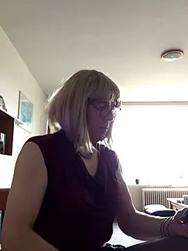 simone xdressing online show from November 9, 2025, 10:02 am