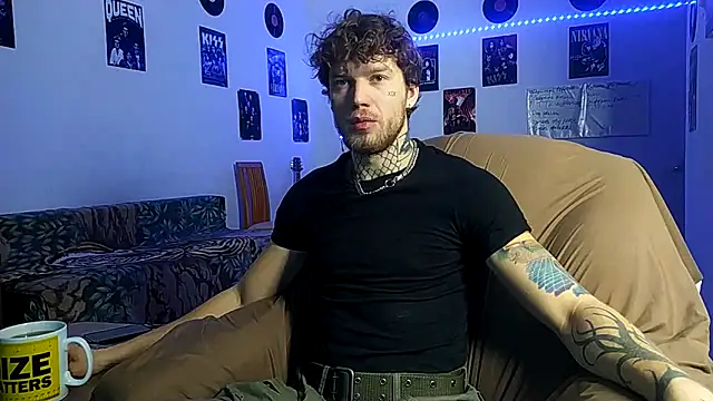 Huntall77 online show from December 17, 2025, 2:28 am