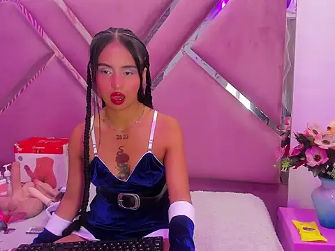 Snapshot of CloeMorenti_ chatting on December 3, 2025, 12:58 pm CloeMorenti online show from December 3, 2025, 12:58 pm