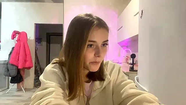 Snapshot of GeralynChiszar chatting on November 19, 2025, 8:20 pm GeralynChiszar online show from November 19, 2025, 8:20 pm