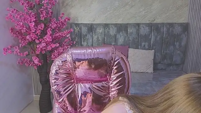 Dafne moon s online show from November 12, 2025, 4:02 am