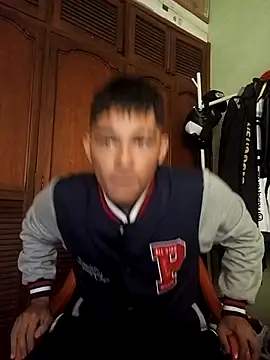 Santiagooo1233 online show from November 17, 2025, 6:24 pm