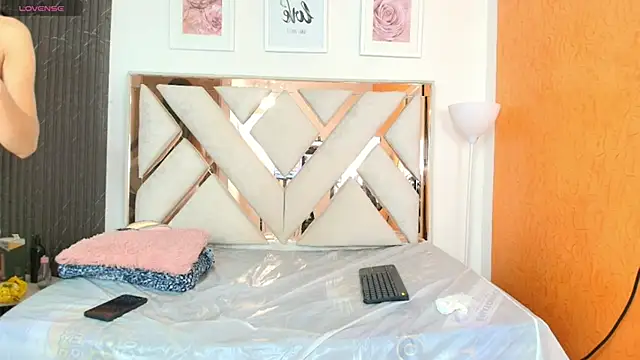 Snapshot of Antonella_And_Thiago chatting on December 20, 2025, 12:34 pm Antonella And Thiago online show from December 20, 2025, 12:34 pm