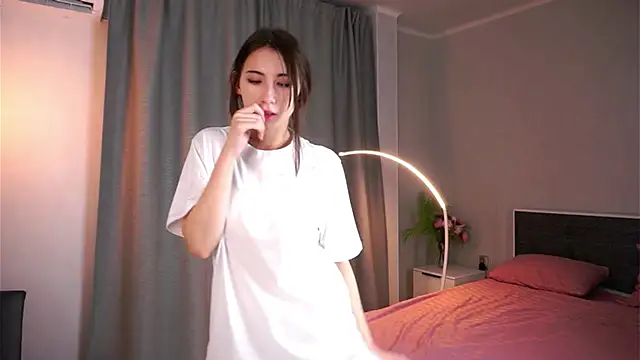 NanceeWestaway online show from November 21, 2025, 4:27 pm