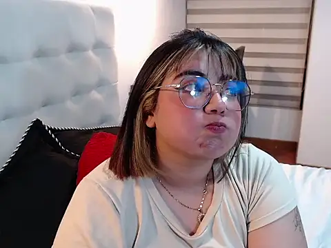 Snapshot of YiniBelle chatting on December 23, 2025, 12:52 am YiniBelle online show from December 23, 2025, 12:52 am