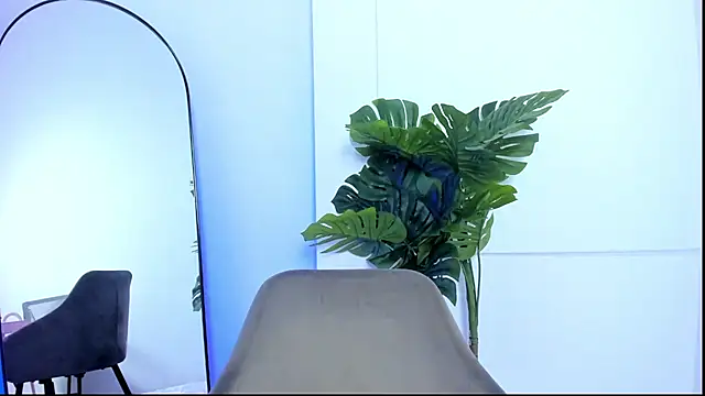 Snapshot of KaliBloom chatting on February 4, 2026, 11:31 pm KaliBloom online show from February 4, 2026, 11:31 pm