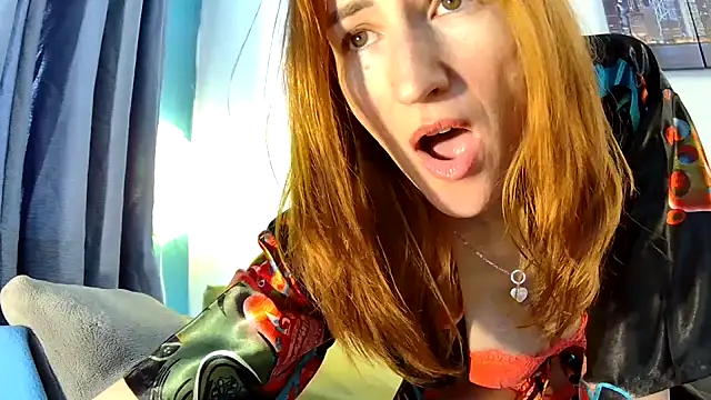 Snapshot of Leila_cam18 chatting on December 19, 2025, 1:40 pm Leila cam18 online show from December 19, 2025, 1:40 pm