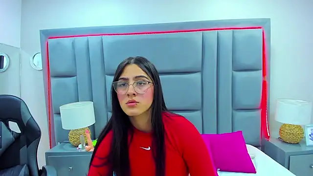 LuisaFranco online show from November 25, 2025, 3:39 am