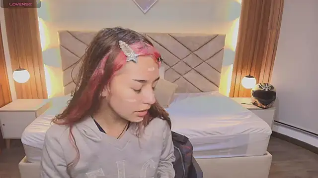 Laracooper  online show from February 12, 2026, 9:21 pm