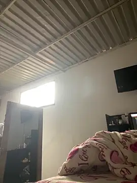 Snapshot of julianlondo111 chatting on December 5, 2025, 1:42 pm julianlondo111 online show from December 5, 2025, 1:42 pm