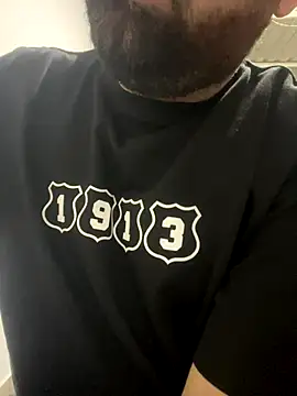 Snapshot of julianlondo111 chatting on December 23, 2025, 5:16 am julianlondo111 online show from December 23, 2025, 5:16 am