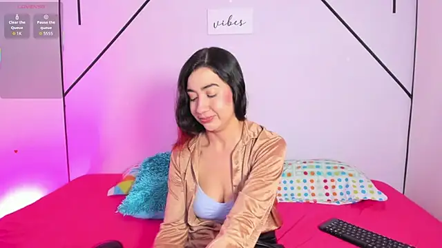 VictoriaRouge  online show from November 25, 2025, 1:00 pm