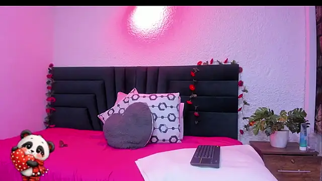 Snapshot of VictoriaRouge_ chatting on February 15, 2026, 4:31 am VictoriaRouge online show from February 15, 2026, 4:31 am