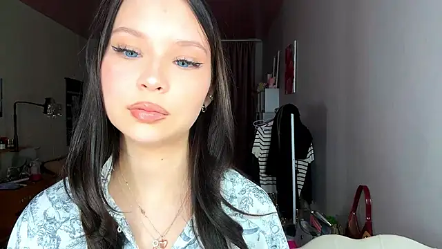 EmmaJonse online show from November 17, 2025, 11:05 am