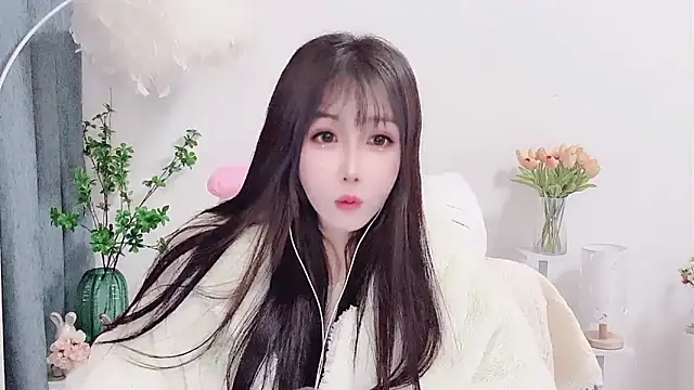 Snapshot of Laura_520 chatting on December 16, 2025, 8:19 am Laura 520 online show from December 16, 2025, 8:19 am