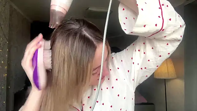 Snapshot of Emily_lyy chatting on November 24, 2025, 9:42 am Emily lyy online show from November 24, 2025, 9:42 am