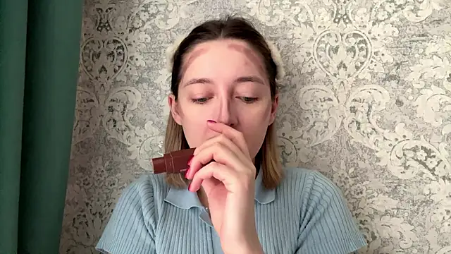 Snapshot of Emily_lyy chatting on December 15, 2025, 7:34 am Emily lyy online show from December 15, 2025, 7:34 am