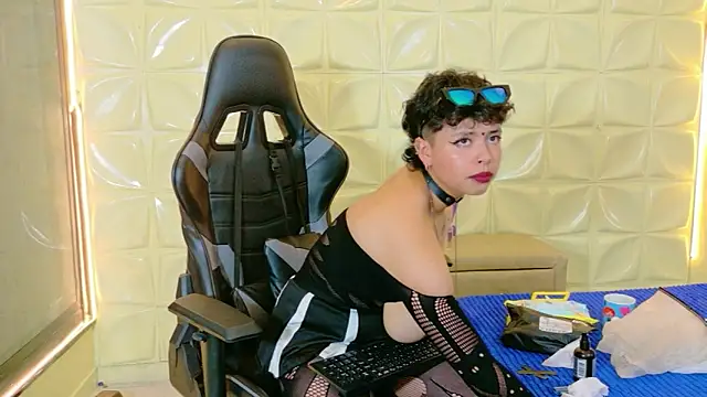 Snapshot of lunabustygirl chatting on March 5, 2026, 12:06 am lunabustygirl online show from March 5, 2026, 12:06 am