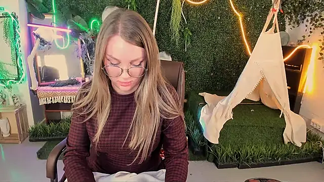 SandraLindsey online show from November 14, 2025, 3:33 pm