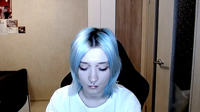 SophiaLur online show from November 17, 2025, 3:51 pm