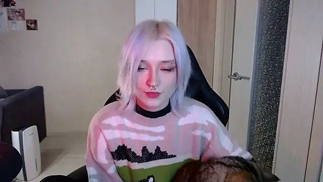 SophiaLur online show from November 28, 2025, 3:14 pm