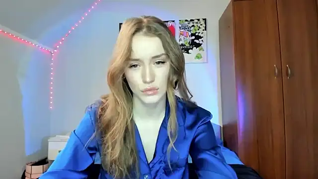 Snapshot of tinyglow chatting on December 5, 2025, 8:27 pm tinyglow online show from December 5, 2025, 8:27 pm