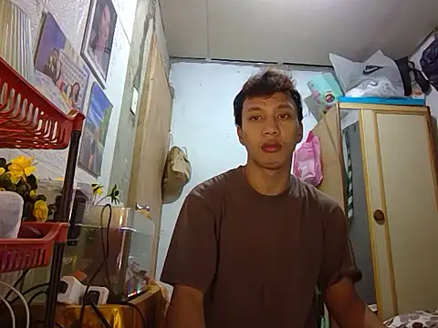 Snapshot of newgys chatting on March 11, 2026, 8:42 am newgys online show from March 11, 2026, 8:42 am