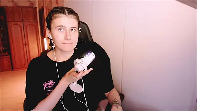 Snapshot of KristinaScott chatting on February 13, 2026, 3:52 pm KristinaScott online show from February 13, 2026, 3:52 pm