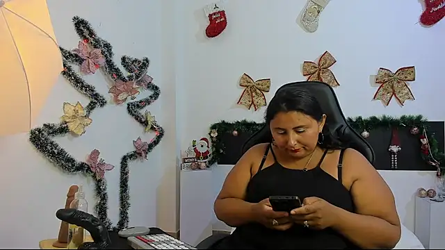 Snapshot of BWW-CINDY11 chatting on December 15, 2025, 7:51 pm BWW-CINDY11 online show from December 15, 2025, 7:51 pm