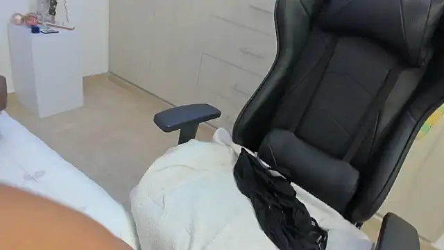 Snapshot of BWW-CINDY11 chatting on December 21, 2025, 3:35 am BWW-CINDY11 online show from December 21, 2025, 3:35 am