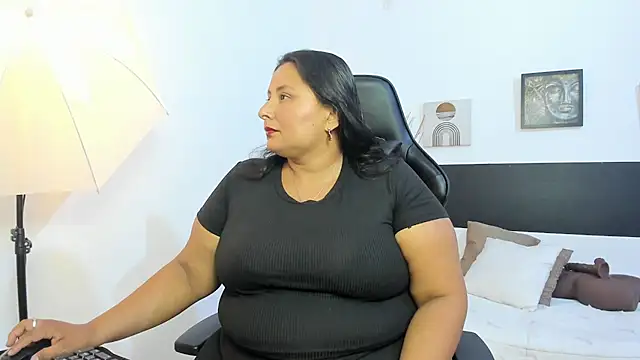 Snapshot of BWW-CINDY11 chatting on January 19, 2026, 3:32 am BWW-CINDY11 online show from January 19, 2026, 3:32 am