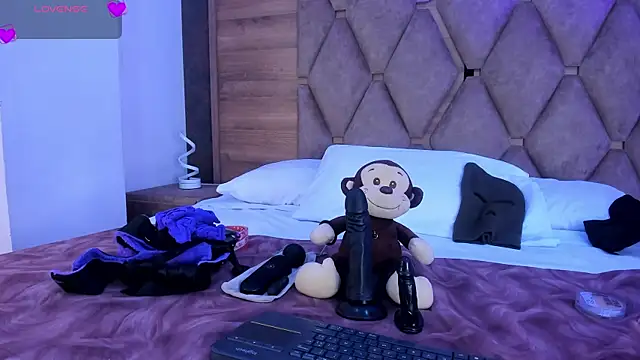 VictoriaSaenz1  online show from December 22, 2025, 12:57 pm