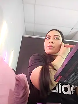 Snapshot of Monserrat_J chatting on November 30, 2025, 12:20 pm Monserrat J online show from November 30, 2025, 12:20 pm