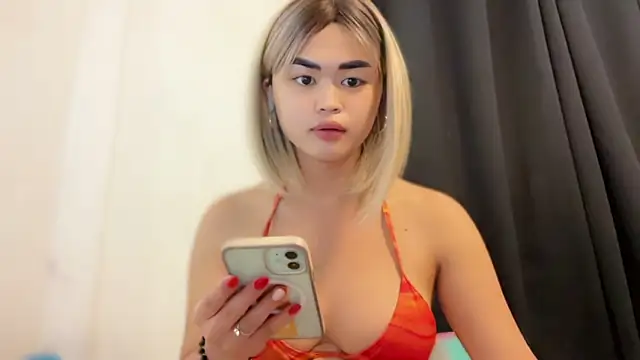 Snapshot of Miacums69 chatting on December 18, 2025, 11:05 am Miacums69 online show from December 18, 2025, 11:05 am