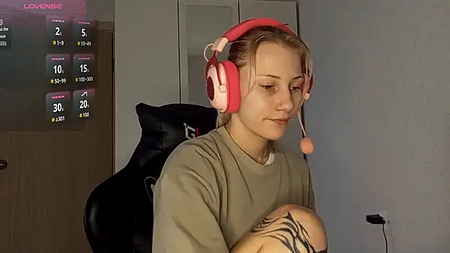 FoxySable online show from November 19, 2025, 8:14 am