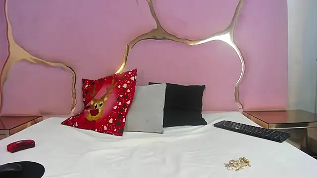 Aisha Leenss online show from December 15, 2025, 1:59 pm