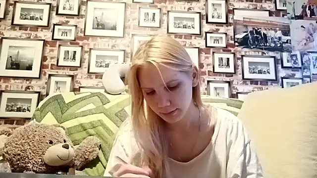 Snapshot of EvieBaggette chatting on November 18, 2025, 7:35 am EvieBaggette online show from November 18, 2025, 7:35 am