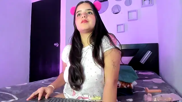 Snapshot of Babyhoney18 chatting on December 22, 2025, 7:33 pm Babyhoney18 online show from December 22, 2025, 7:33 pm