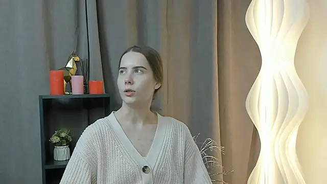 Snapshot of MoonBenne chatting on November 18, 2025, 8:30 am MoonBenne online show from November 18, 2025, 8:30 am