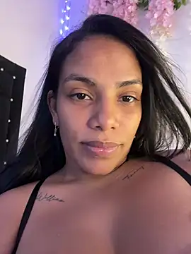 Snapshot of ArielleMillerr- chatting on April 13, 2026, 5:29 pm ArielleMillerr- online show from April 13, 2026, 5:29 pm