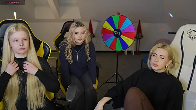 Snapshot of Kara_cat chatting on December 5, 2025, 3:30 pm Kara cat online show from December 5, 2025, 3:30 pm