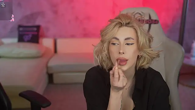 Snapshot of Kara_cat chatting on February 1, 2026, 3:43 pm Kara cat online show from February 1, 2026, 3:43 pm